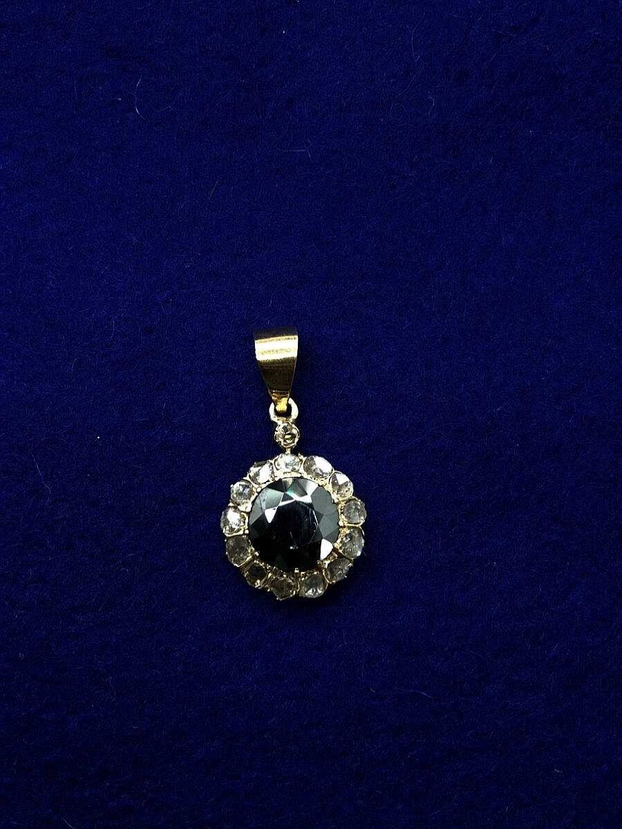 Colgante Con Hematite Central Y Rodeado De Diamantes Montado En Oro Amarillo De Ley 18Kts | Joyería Finarte New