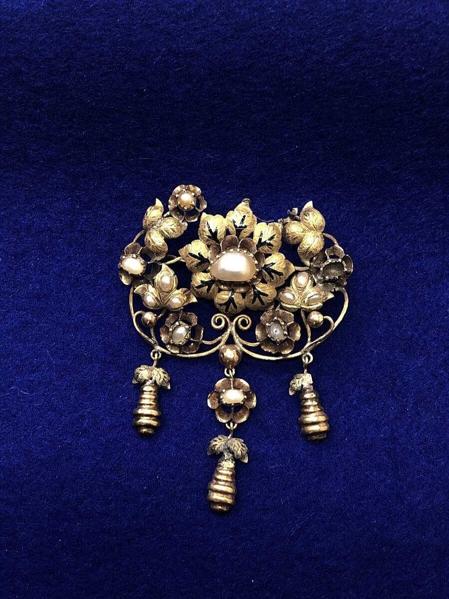 Broche Isabelina Con Perlas Montado En Oro Amarillo De Ley 18Kts | Joyería Finarte Online