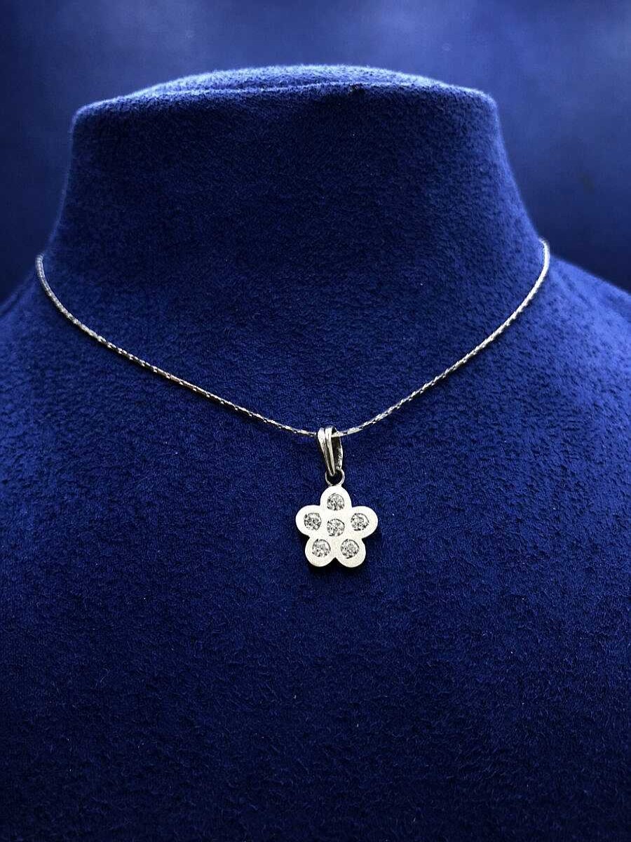 Cadena Con Colgante Flor Y Circonitas Montado En Oro Blanco De Ley 18Kts | Joyería Finarte Wholesale