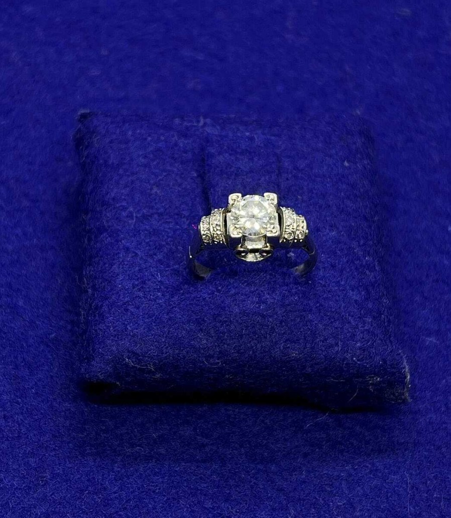 Solitario Brillante Central 0,90 Cts Y Cuajada En Los Brazos De 0,10 Cts. Montado En Platino. | Joyería Finarte Wholesale