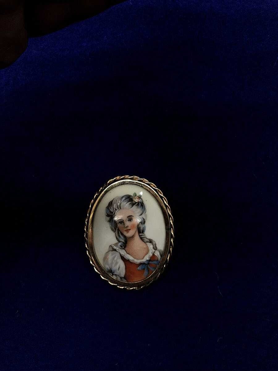 Broche Con Esmalte Figura Mujer Montado En Oro Amarillo De Ley 18Kts | Joyería Finarte Best