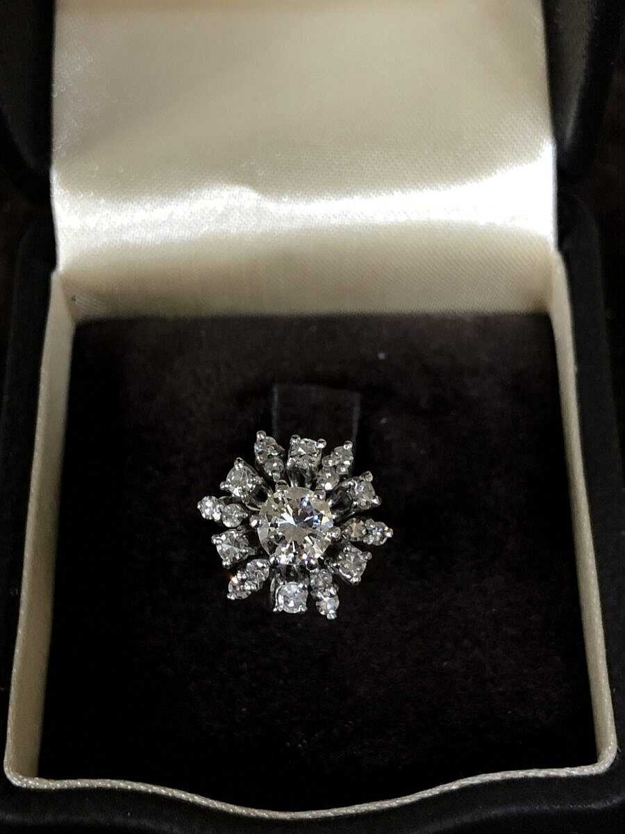 Sortija Forma Flor Con Brillante Central 0,60 Cts Y Orla De Brillantes Total 1,10 Cts Montado En Oro Blanco De Ley 18Kts | Joyería Finarte Hot